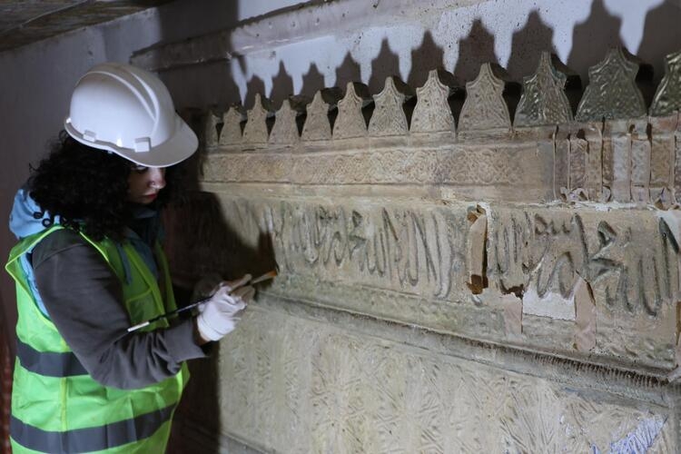 Tarihi caminin cila ile zarar verilen kalem işçiliği motifleri ortaya çı 11