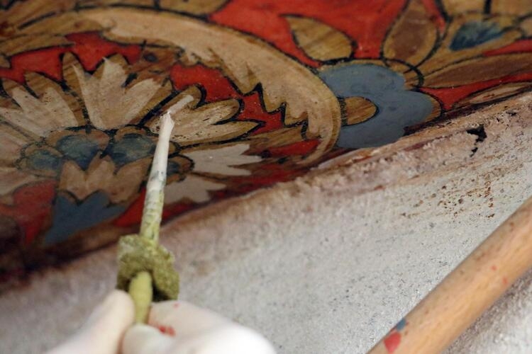Tarihi caminin cila ile zarar verilen kalem işçiliği motifleri ortaya çı 14