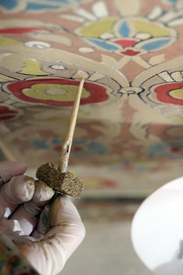 Tarihi caminin cila ile zarar verilen kalem işçiliği motifleri ortaya çı 4