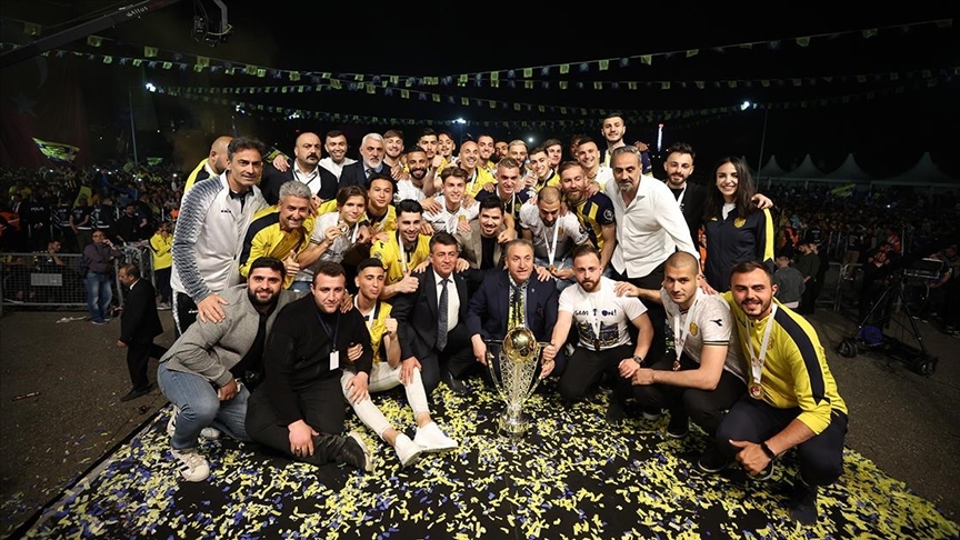 MKE Ankaragücü, şampiyonluk kupasını aldı 1