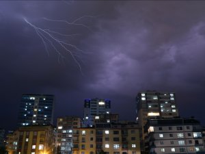 Ankara'da şimşekler gökyüzünü aydınlattı