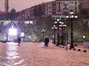 Başkentte etkili olan sağanak hayatı zorlaştırdı