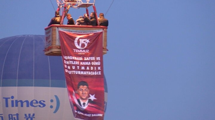 Türk bayrakları ve Ömer Halisdemir posteriyle havalandılar 4