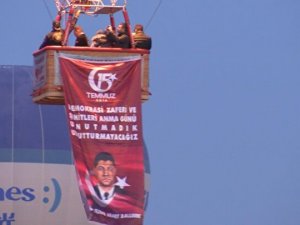 Türk bayrakları ve Ömer Halisdemir posteriyle havalandılar