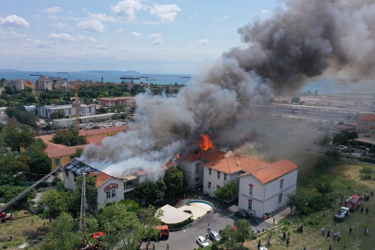 İstanbul'da Balıklı Rum Hastanesi'nde yangın çıktı 11