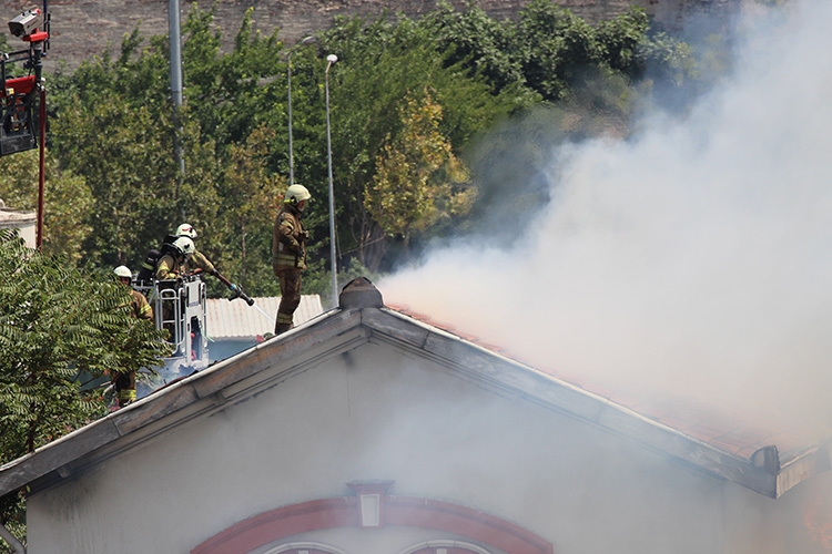 İstanbul'da Balıklı Rum Hastanesi'nde yangın çıktı 3