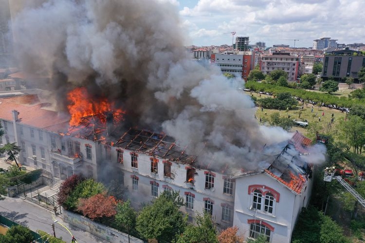 İstanbul'da Balıklı Rum Hastanesi'nde yangın çıktı 6