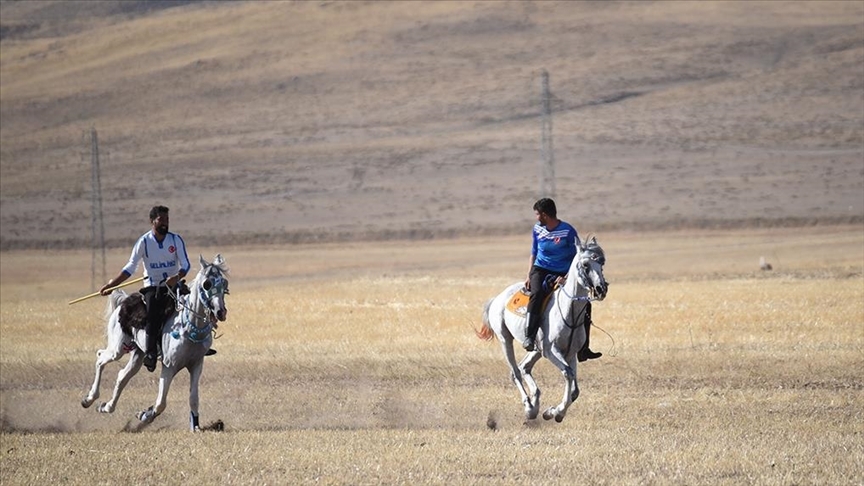 Kars'ta havaların serinlemesiyle cirit atları dörtnala sahaya sürüldü 1