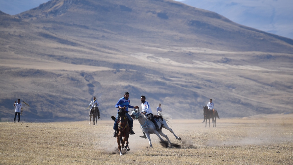 Kars'ta havaların serinlemesiyle cirit atları dörtnala sahaya sürüldü 2