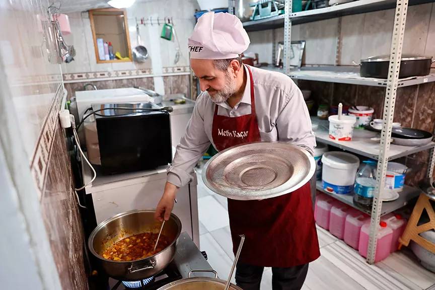 Camide imamlık, ihtiyaç sahipleri için mutfakta aşçılık yapıyor 5
