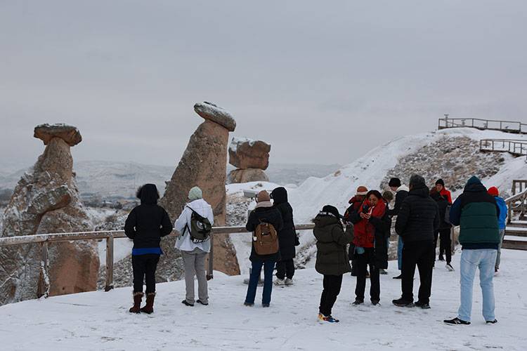 Turistler karla kaplanan Kapadokya'da gezdi 2