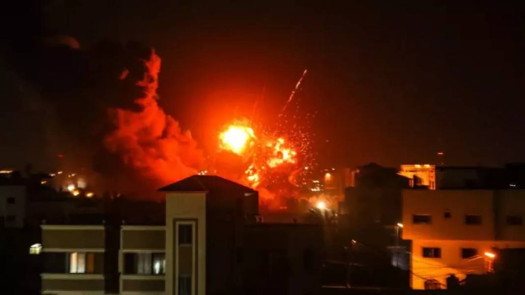 İsrail savaş uçakları Gazze'ye saldırdı 1