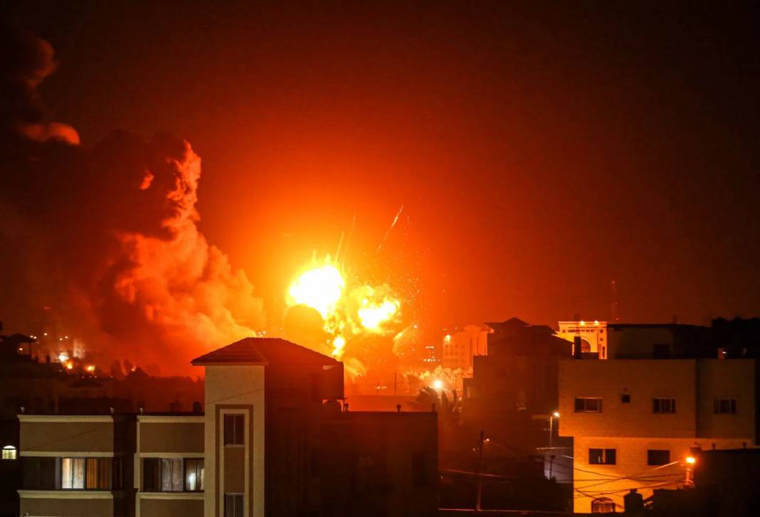 İsrail savaş uçakları Gazze'ye saldırdı 2