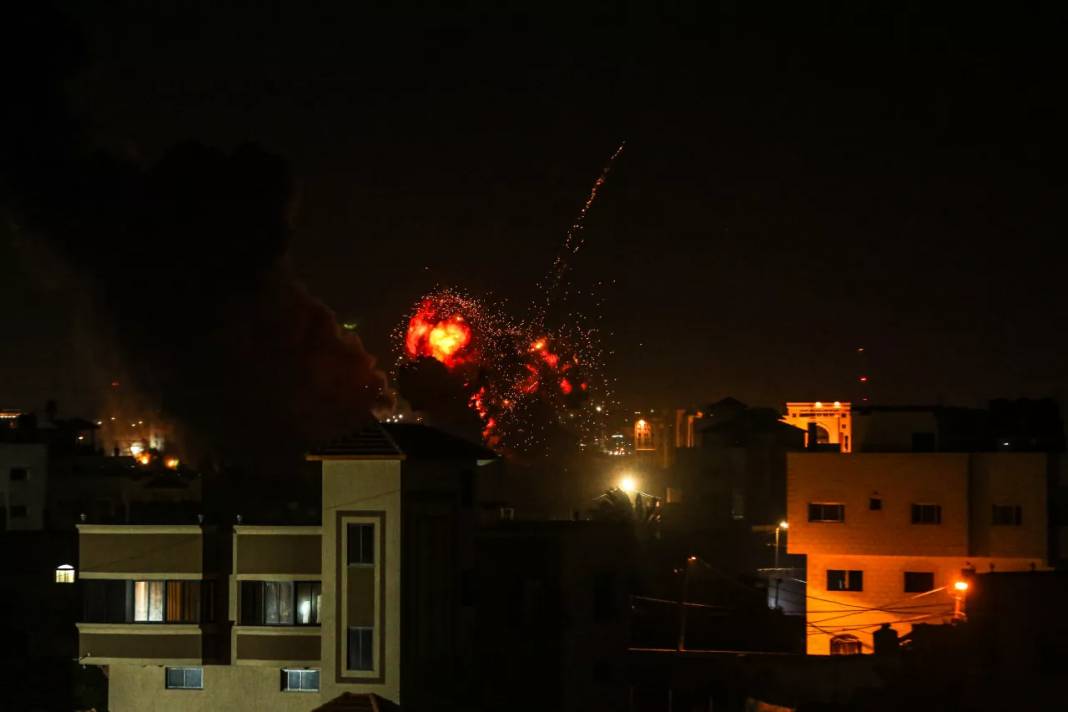 İsrail savaş uçakları Gazze'ye saldırdı 3