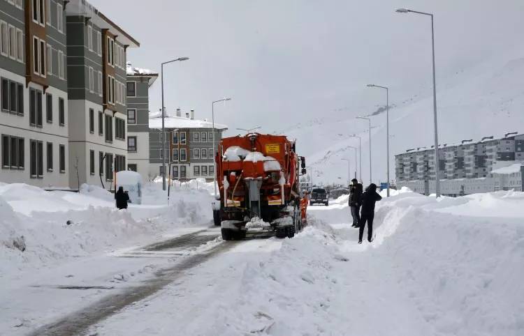 Şehir kara gömüldü: Kar kalınlığı 168 santimetreye ulaştı 8