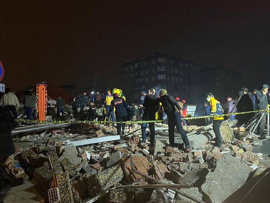 Kahramanmaraş'ta 7,4 ve Gaziantep'te 6,5 ile 6,4 büyüklüğünde deprem 12