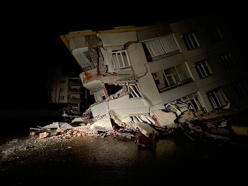 Kahramanmaraş'ta 7,4 ve Gaziantep'te 6,5 ile 6,4 büyüklüğünde deprem 14