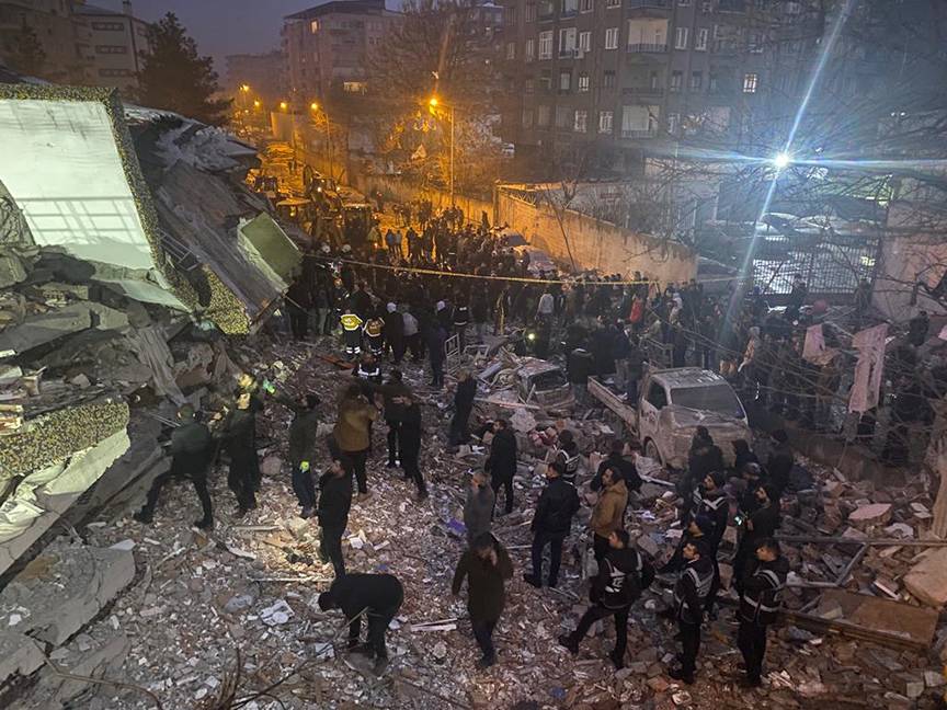 Kahramanmaraş'ta 7,4 ve Gaziantep'te 6,5 ile 6,4 büyüklüğünde deprem 15