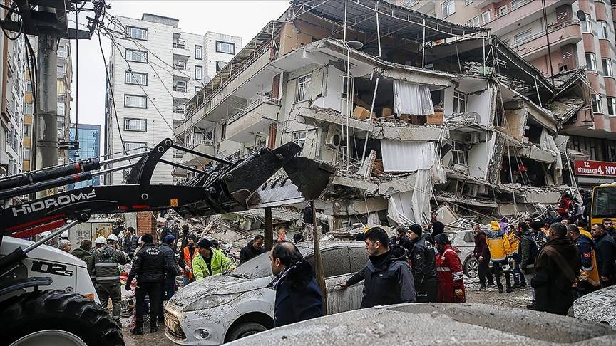 Kahramanmaraş'ta 7,4 ve Gaziantep'te 6,5 ile 6,4 büyüklüğünde deprem 18
