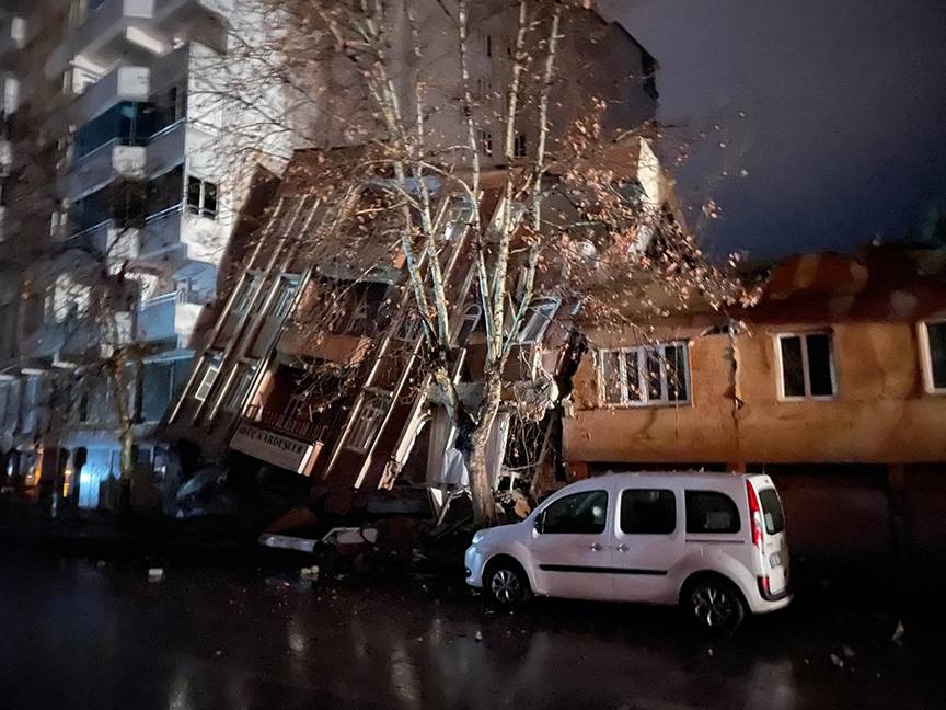 Kahramanmaraş'ta 7,4 ve Gaziantep'te 6,5 ile 6,4 büyüklüğünde deprem 6