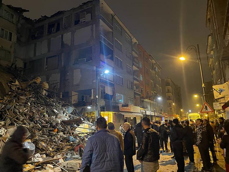 Kahramanmaraş'ta 7,4 ve Gaziantep'te 6,5 ile 6,4 büyüklüğünde deprem 9