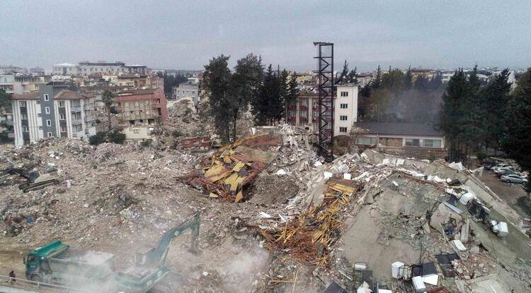 Hatay'da depremde binalar yıkıldı, yangın merdiveni ayakta kaldı 4