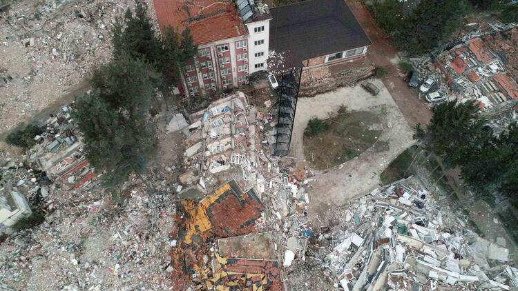 Hatay'da depremde binalar yıkıldı, yangın merdiveni ayakta kaldı 5