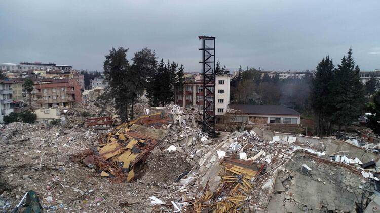 Hatay'da depremde binalar yıkıldı, yangın merdiveni ayakta kaldı 6