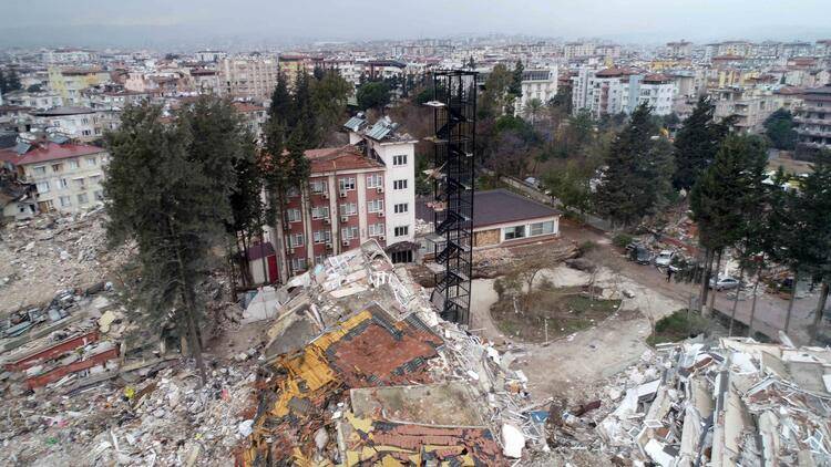 Hatay'da depremde binalar yıkıldı, yangın merdiveni ayakta kaldı 7