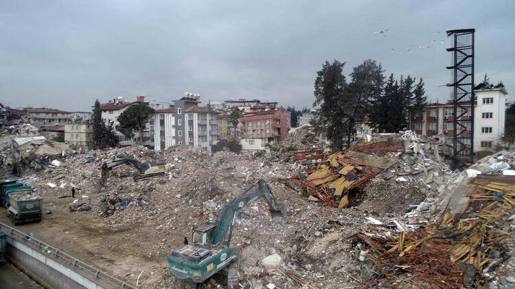 Hatay'da depremde binalar yıkıldı, yangın merdiveni ayakta kaldı 8