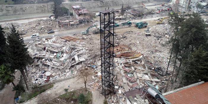 Hatay'da depremde binalar yıkıldı, yangın merdiveni ayakta kaldı