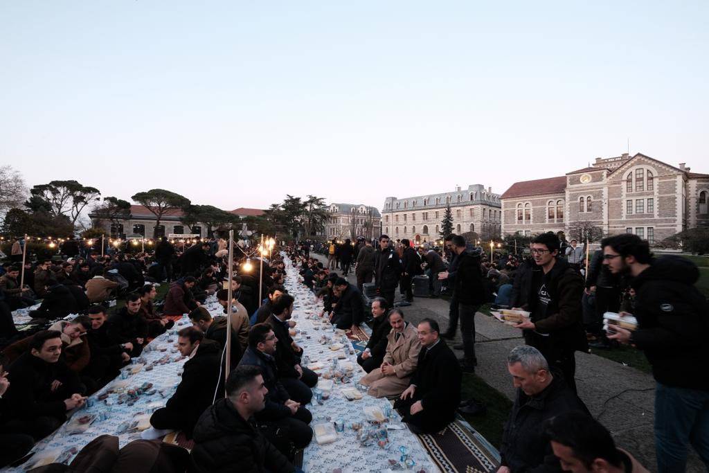 Boğaziçi Üniversitesi'ndeki dev iftarda renkli görüntüler ortaya çıktı 1