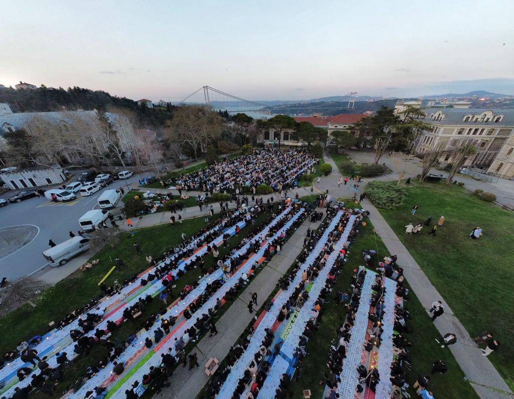 Boğaziçi Üniversitesi'ndeki dev iftarda renkli görüntüler ortaya çıktı 2