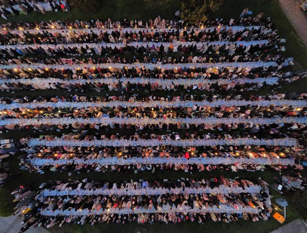 Boğaziçi Üniversitesi'ndeki dev iftarda renkli görüntüler ortaya çıktı 3