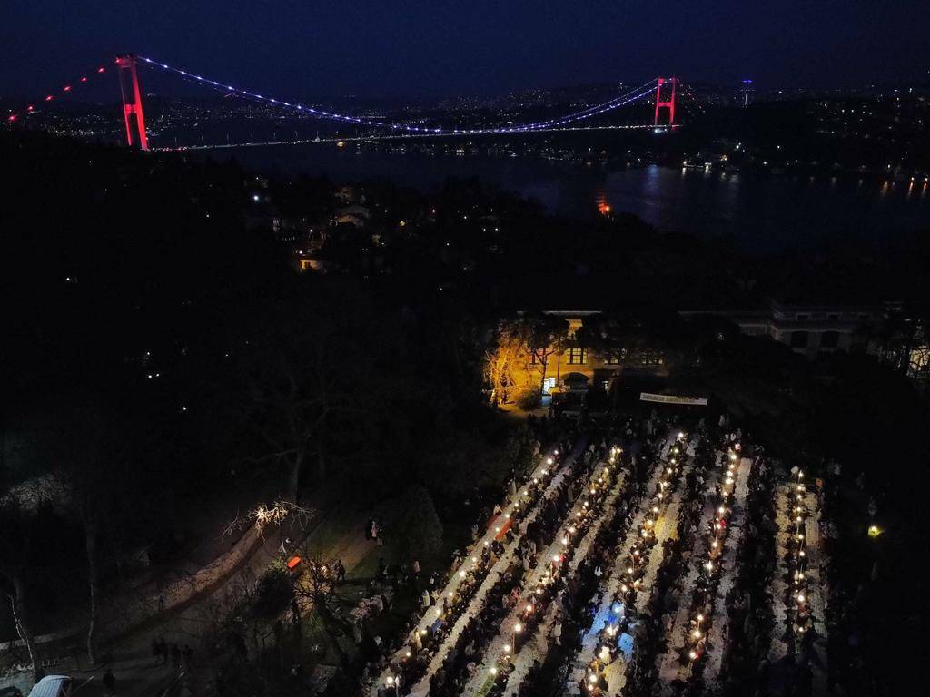 Boğaziçi Üniversitesi'ndeki dev iftarda renkli görüntüler ortaya çıktı 4