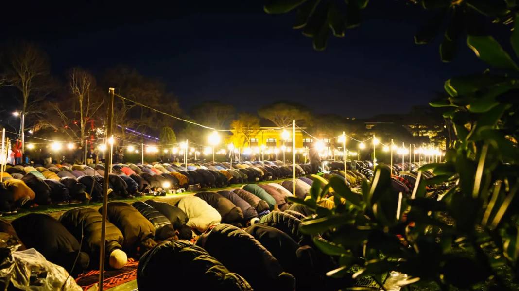 Boğaziçi Üniversitesi'ndeki dev iftarda renkli görüntüler ortaya çıktı 6