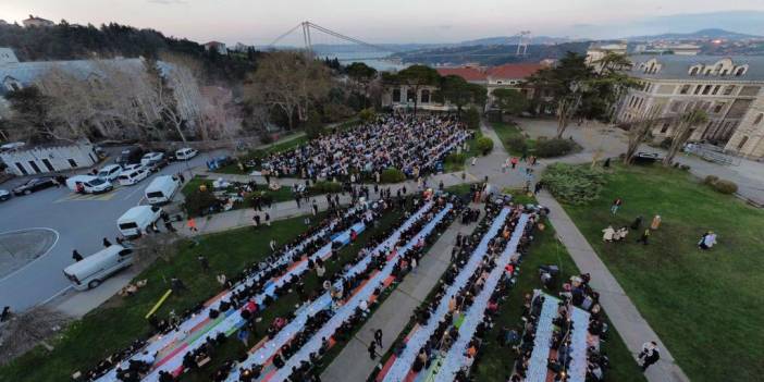 Boğaziçi Üniversitesi'ndeki dev iftarda renkli görüntüler ortaya çıktı