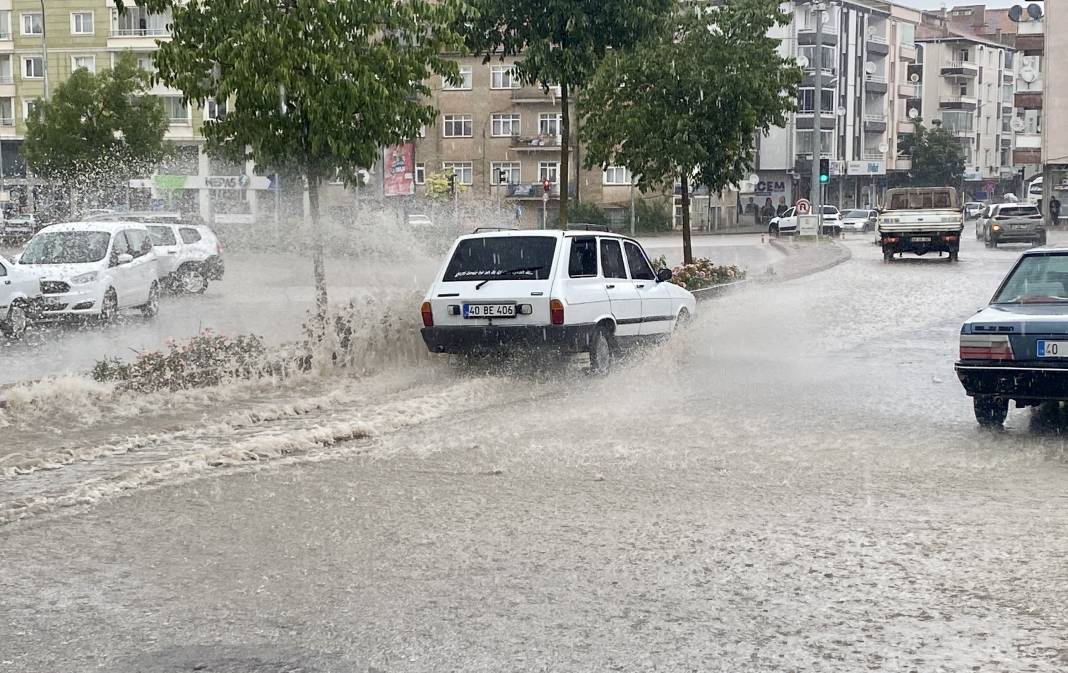 Kırşehir'de sağanak etkisi: Hayatı olumsuz etkiledi 1