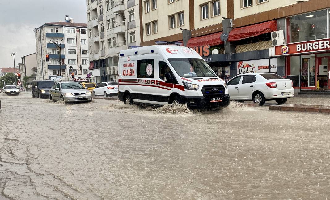 Kırşehir'de sağanak etkisi: Hayatı olumsuz etkiledi 2