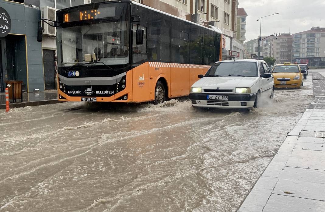 Kırşehir'de sağanak etkisi: Hayatı olumsuz etkiledi 6