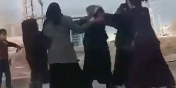 Dilenci kadınların yer kavgası