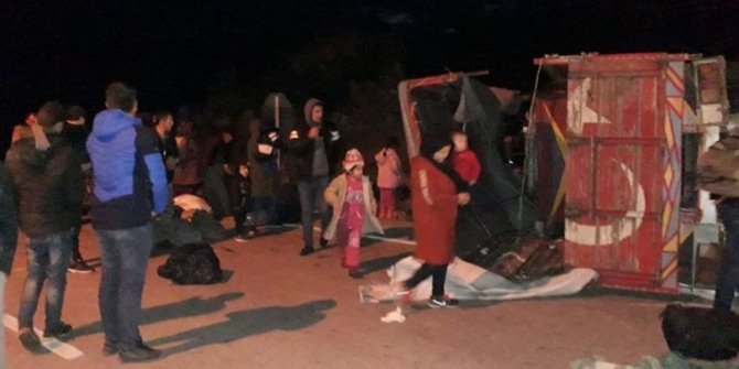 Çanakkale'de, kaçak göçmenlerin taşındığı kamyonet devrildi: 32 yaralı