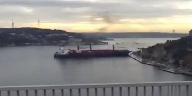 İstanbul Boğazı'nda bir gemi kıyıya çarptı