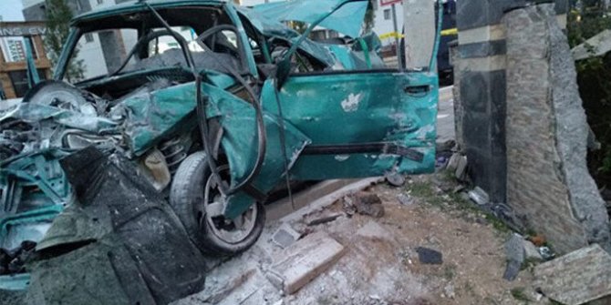 Ortaokul öğrencisi otomobille makas atarken kaza yaptı