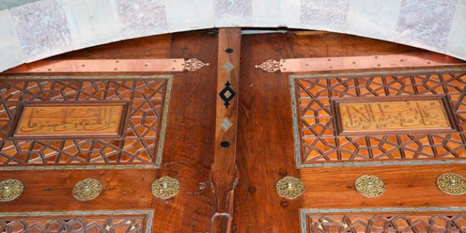 Süleymaniye Camii'nde restorasyonda hata... Kapıdaki ayetler ters konulmuş