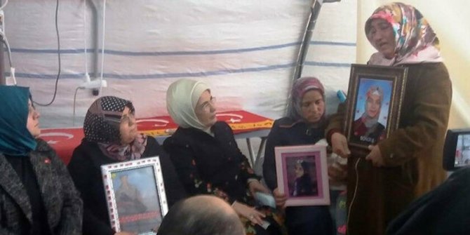 Emine Erdoğan’dan, HDP önündeki ailelere ziyaret