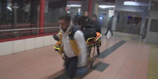 Metroda dehşet: 2 kişi bıçaklandı