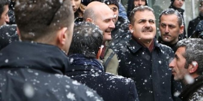 Kar altında esnaf ziyareti: Bakan Soylu Hakkari kent merkezine gitti