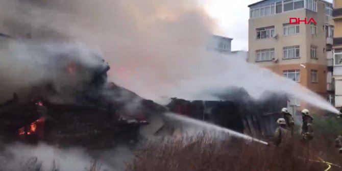 Fatih'te metruk bina alev alev yandı