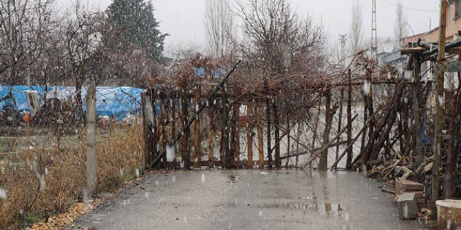 Adıyaman'da ilginç olay: Yolu ulaşıma kapattı